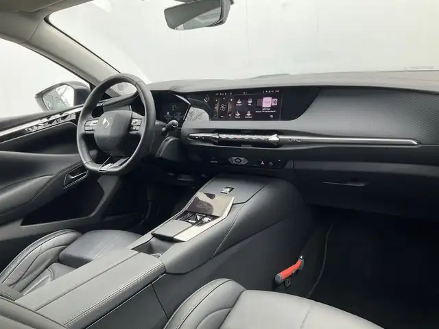 DS Automobiles DS 4 view 24