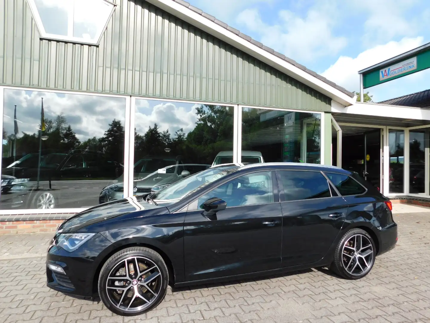 SEAT Leon ST 2.0TSI 190PK FR!! All-in Prijs! Pano! Virtual! Zwart - 1