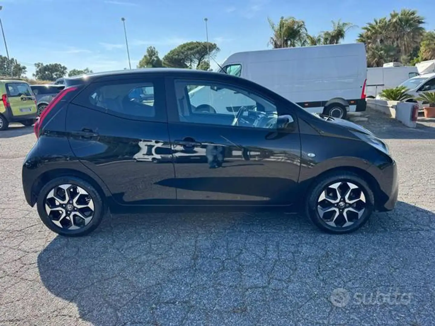 Toyota Aygo Connect 1.0 VVT-i 72 CV 5 porte x-cool Noir - 1