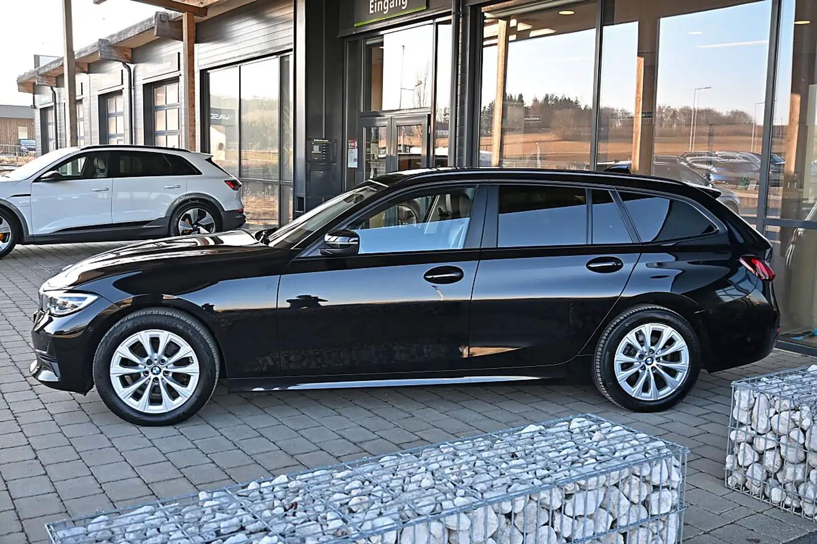BMW 320 d Touring Aut. ACC, AHK elektr., Sportsitze Tei... Schwarz - 2