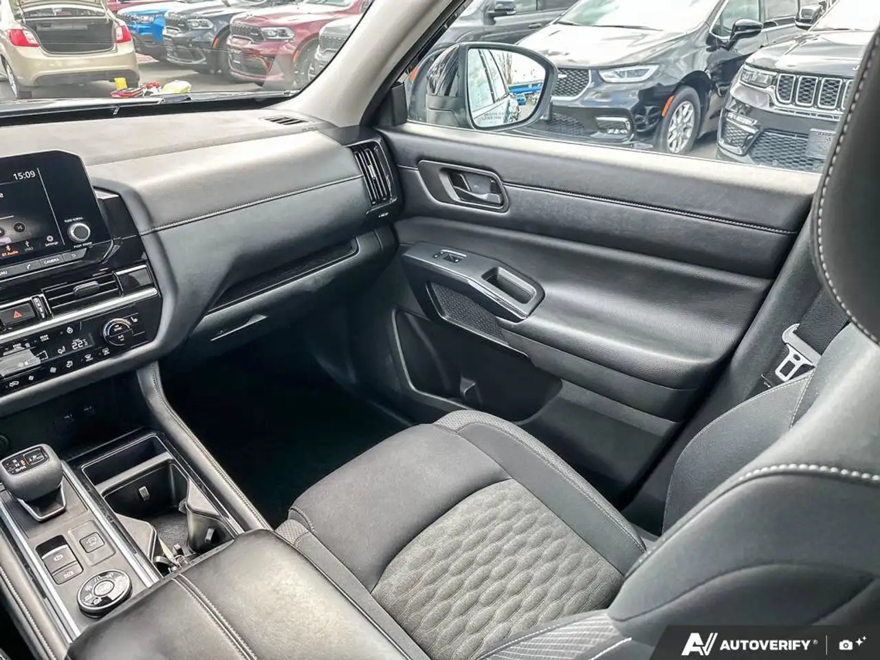 Nissan Pathfinder снимка Nissan Pathfinder
