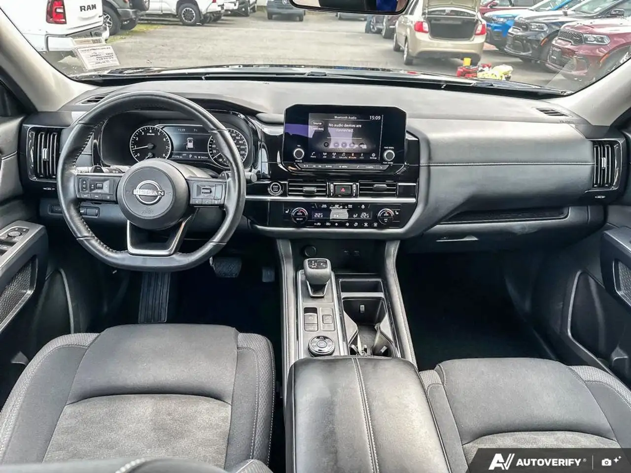 Nissan Pathfinder снимка Nissan Pathfinder