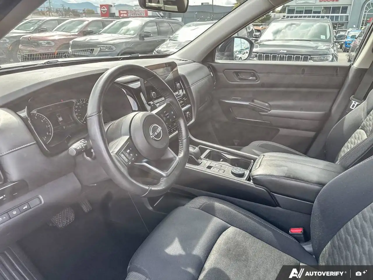 Nissan Pathfinder снимка Nissan Pathfinder