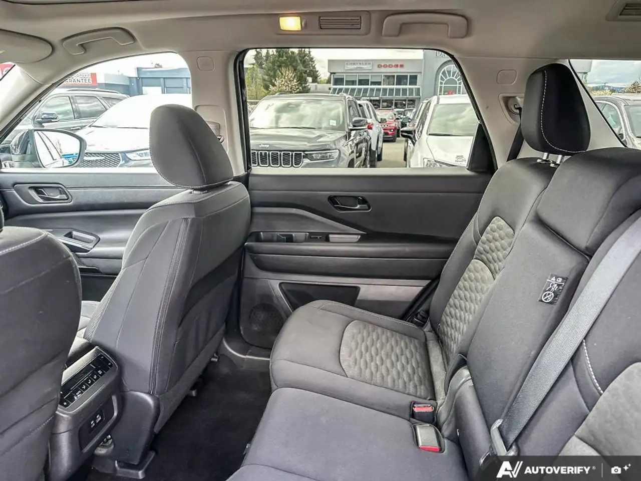 Nissan Pathfinder снимка Nissan Pathfinder