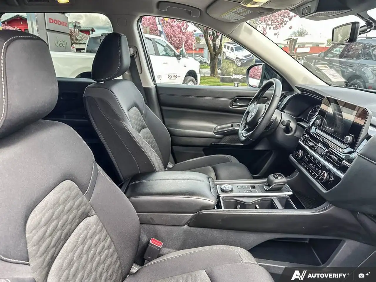 Nissan Pathfinder снимка Nissan Pathfinder