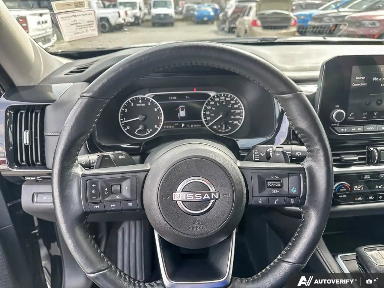 Nissan Pathfinder снимка Nissan Pathfinder
