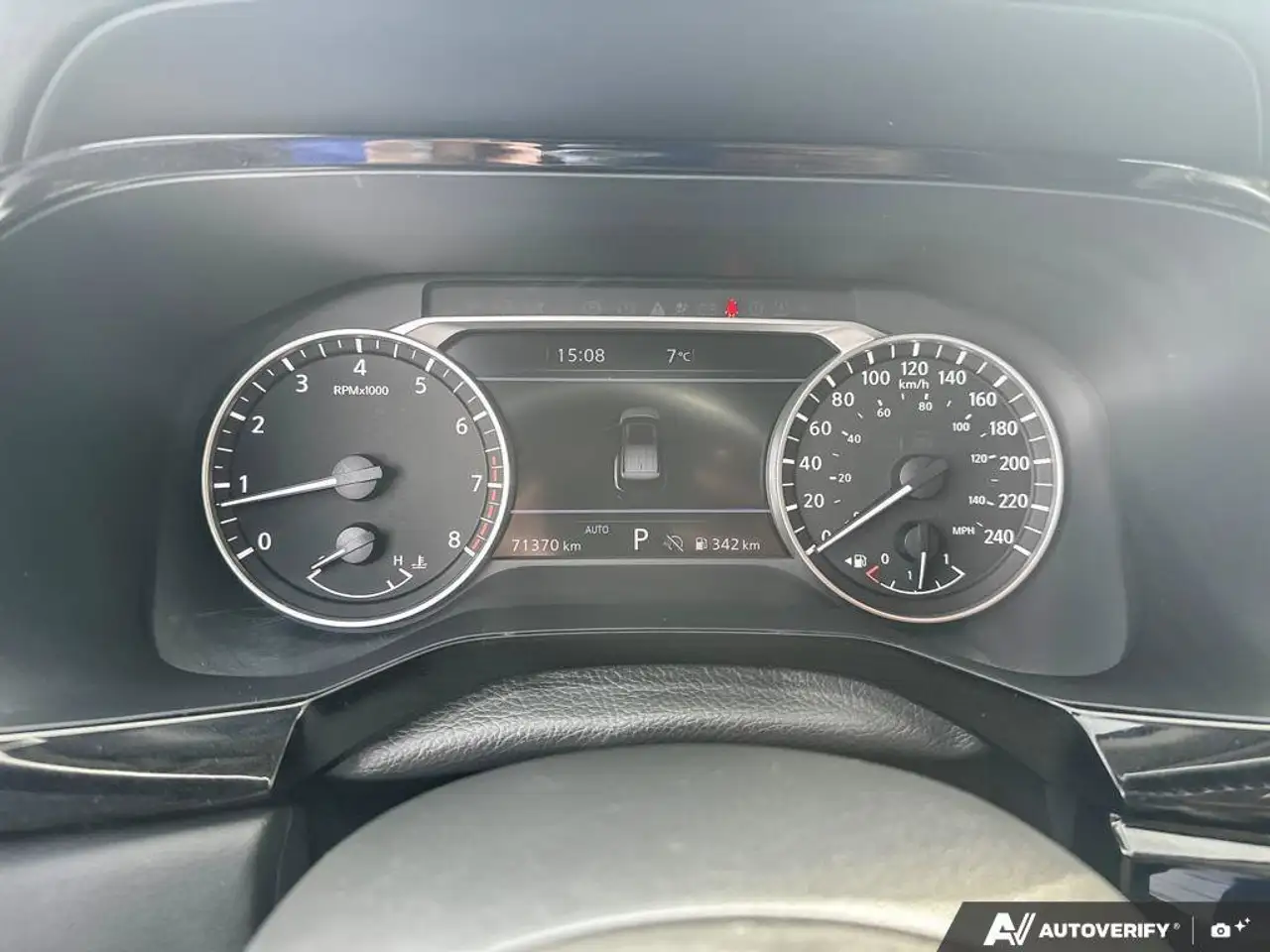 Nissan Pathfinder снимка Nissan Pathfinder