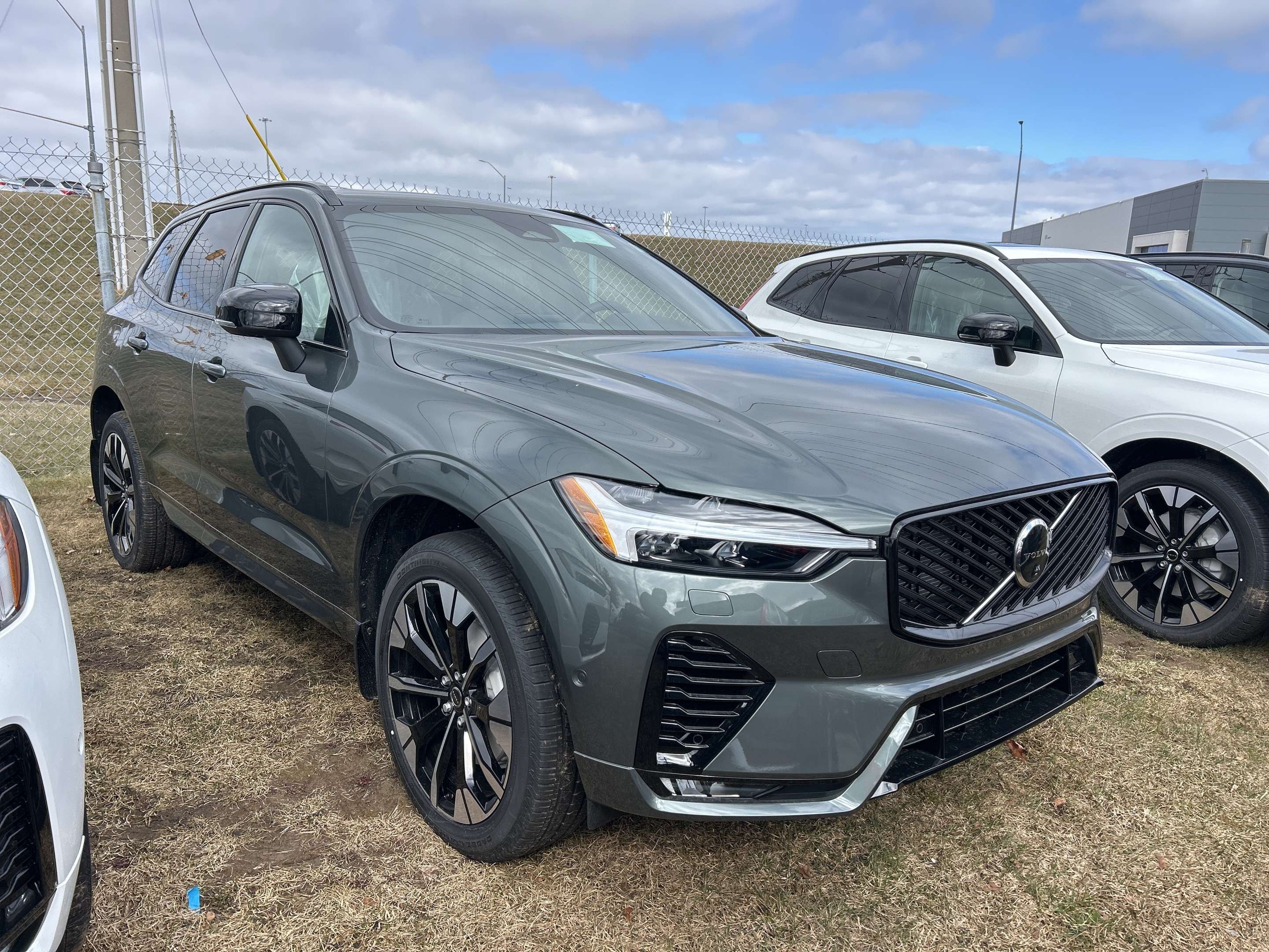 2026 Volvo XC60 B5 AWD Plus Dark Theme alt 4
