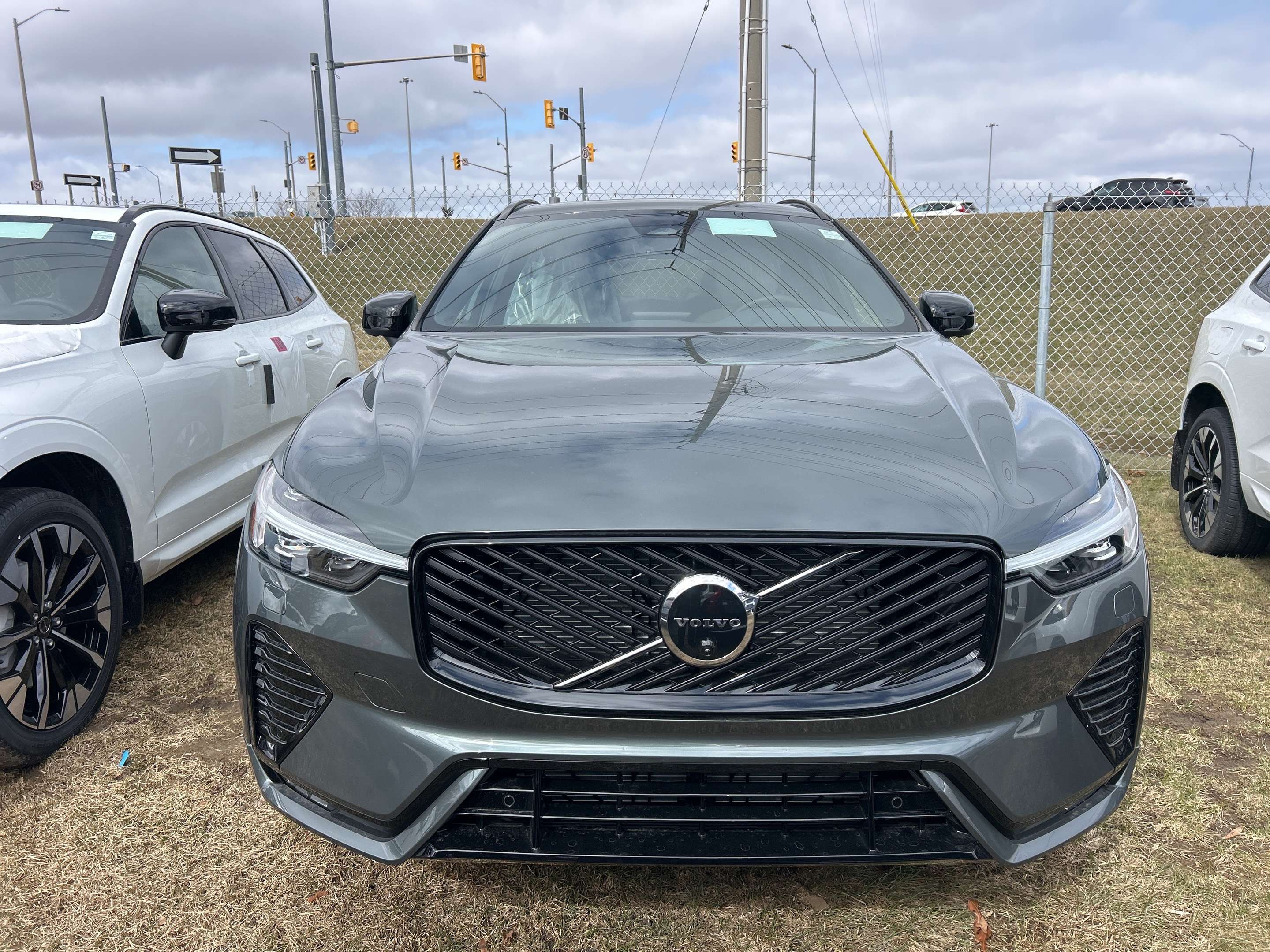 2026 Volvo XC60 B5 AWD Plus Dark Theme alt 5