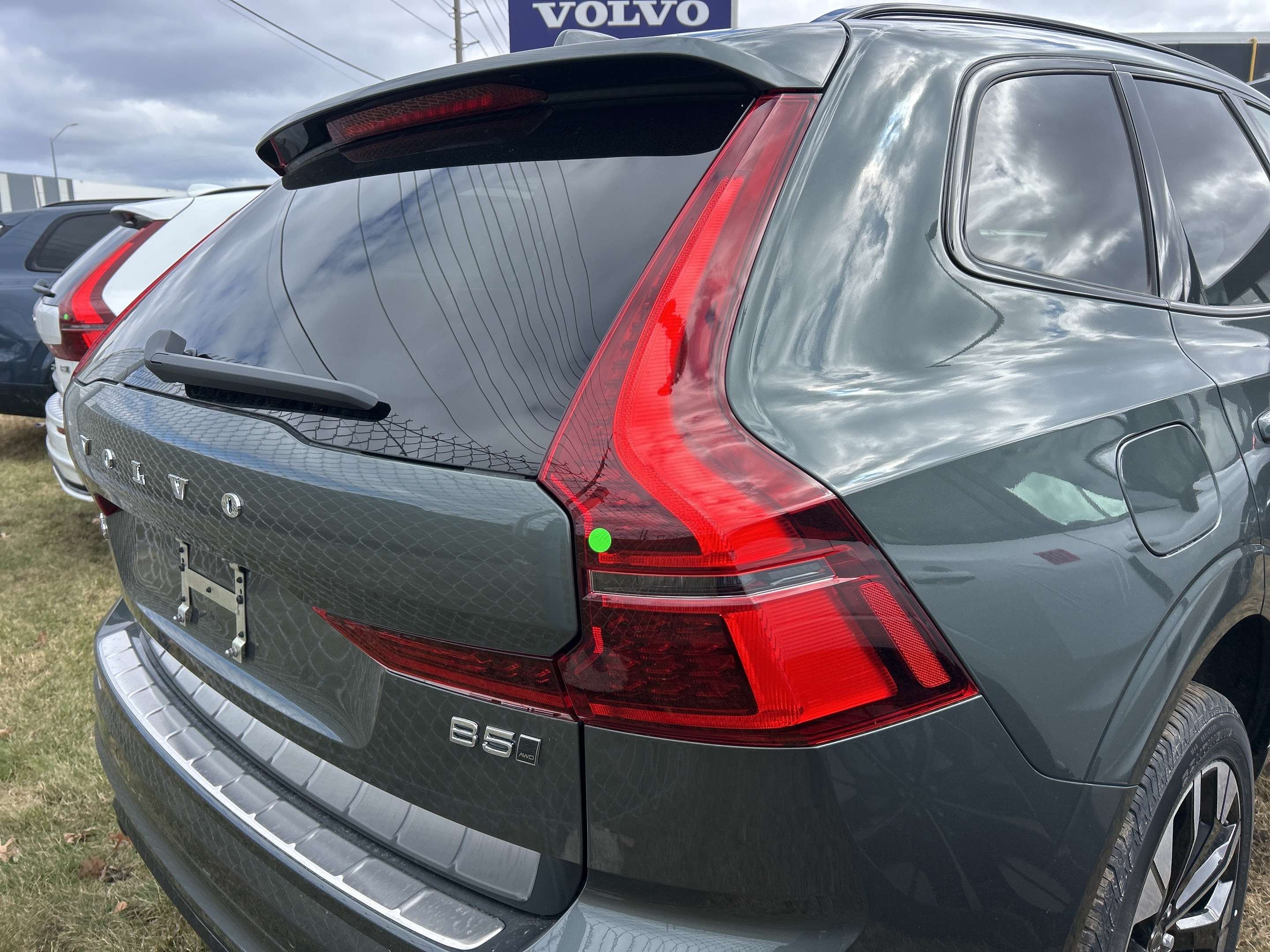 2026 Volvo XC60 B5 AWD Plus Dark Theme alt 3