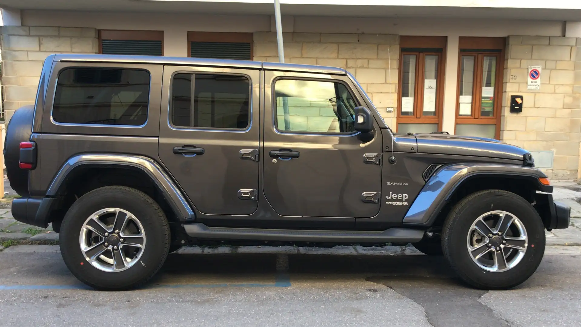 Jeep Wrangler Wrangler IV 2018 JLU 2.2 mjt II Sahara auto Grigio - 1