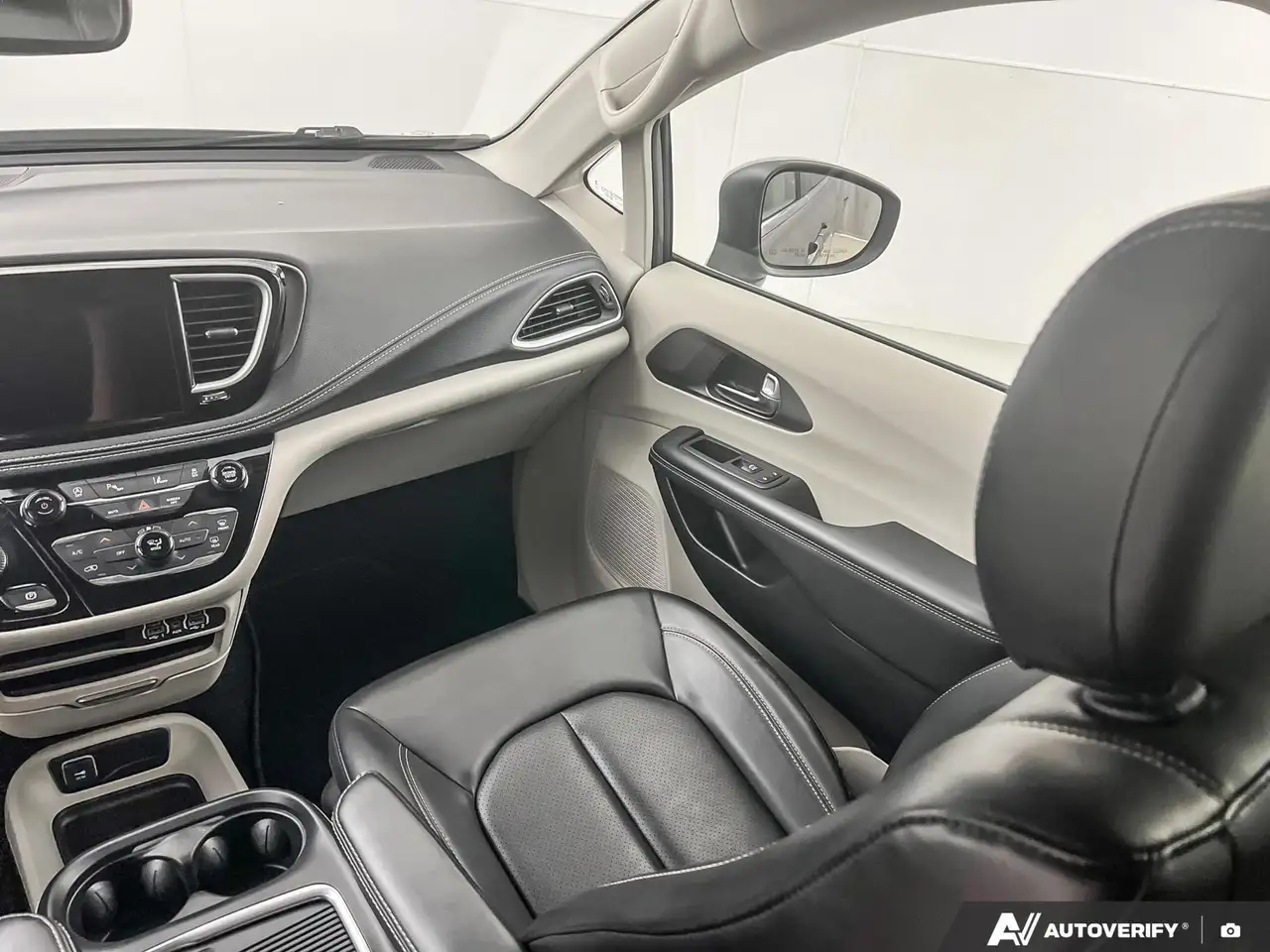 Chrysler Pacifica снимка Chrysler Pacifica