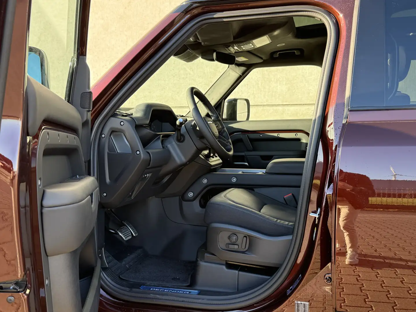 Land Rover Defender 2.0 P300e 110 Sedona Edition Rood - 2