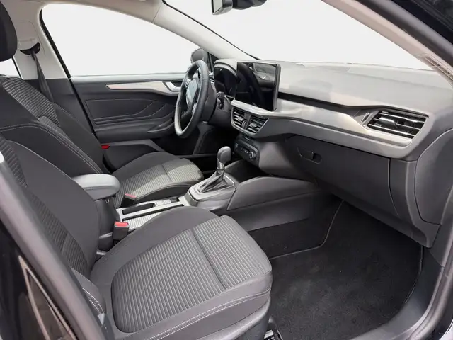 Ford Focus view 8