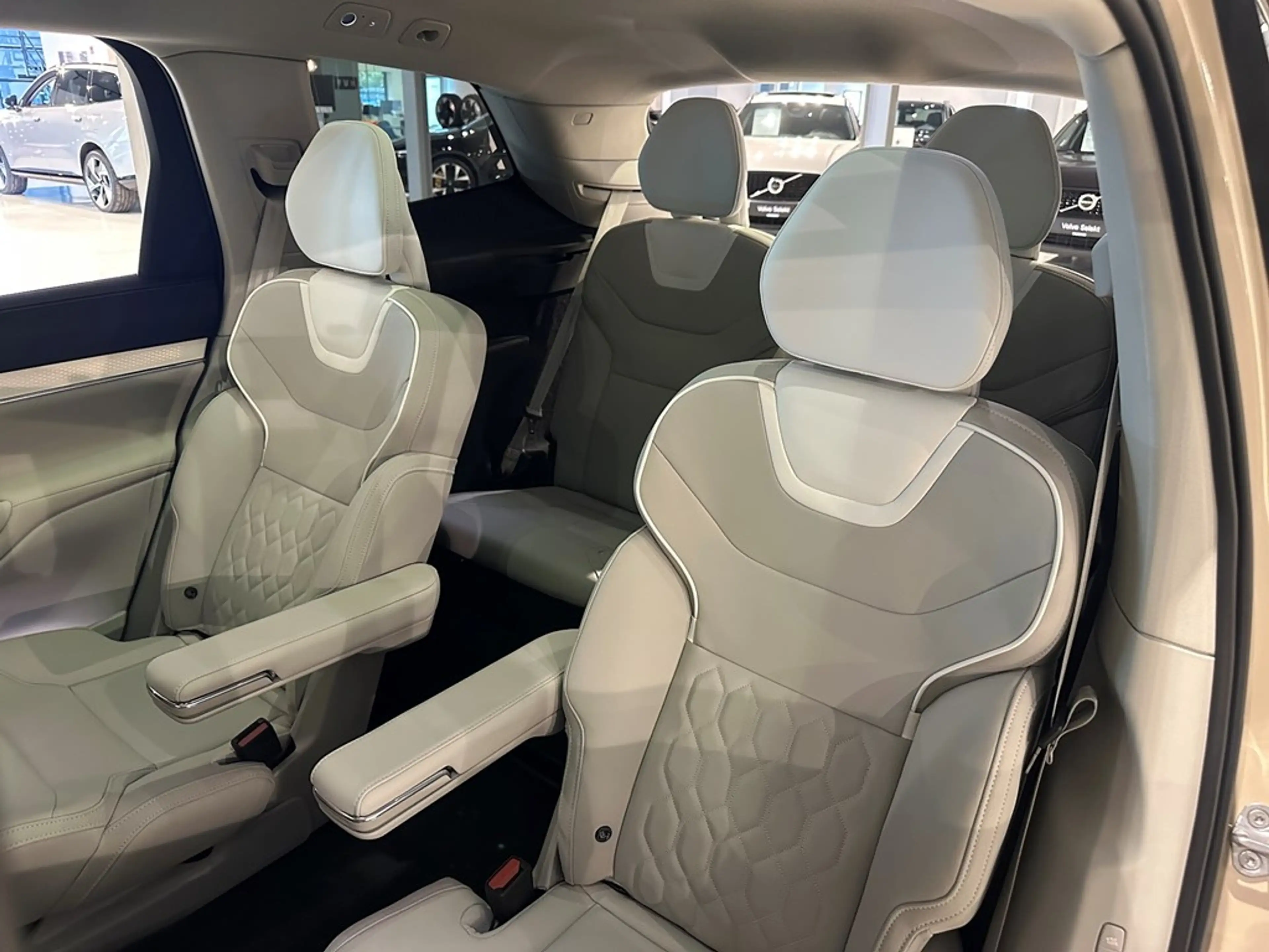 Volvo EX90 Ultra Twin Motor ( 4x4 ) 6 SEATS + LUCHTVERING/B&W — photo 6