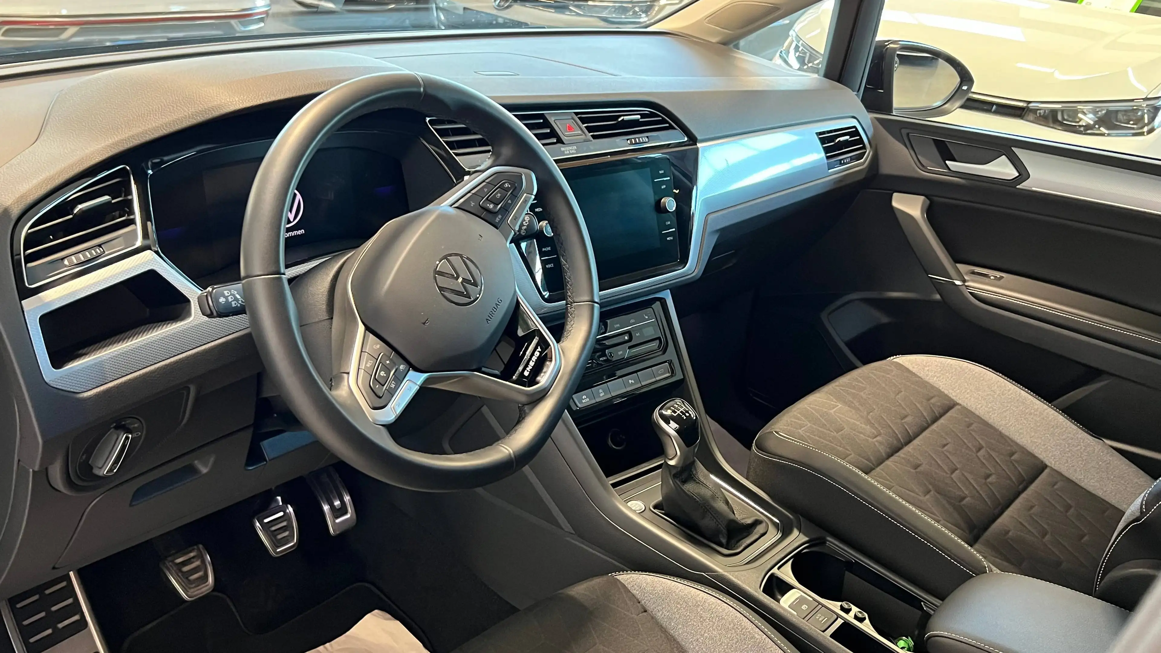 Volkswagen Touran Comfortline 1,5 TSI Rückfahrkamera, 7 Sitze, Navi — photo 8