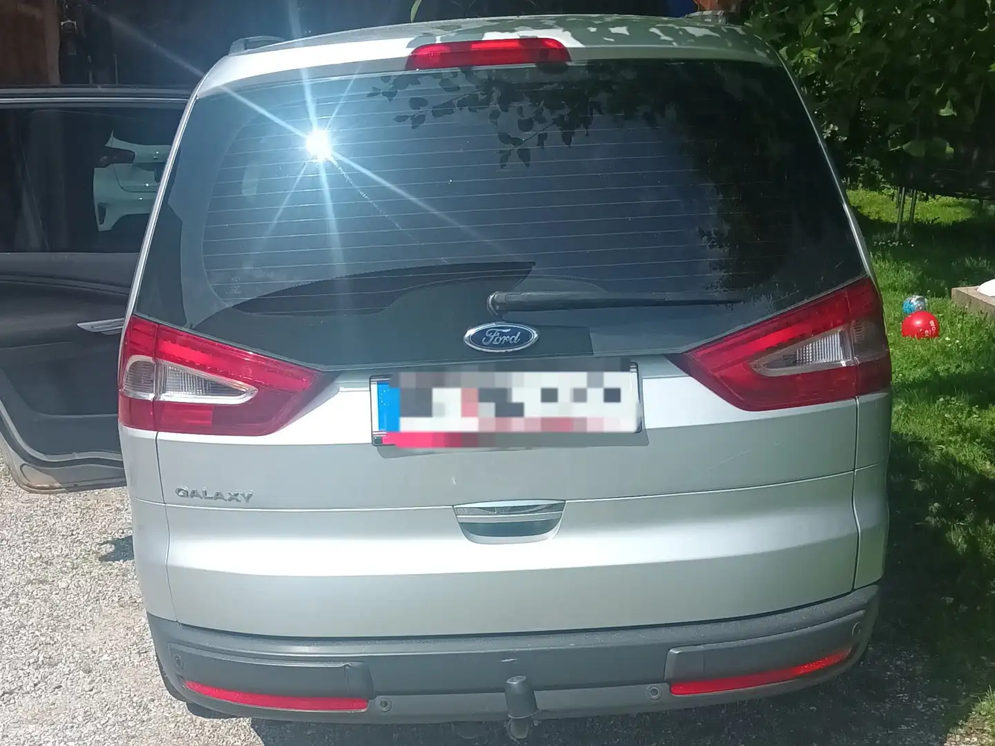 Ford Galaxy Titanium 2,0 TDCi DPF Aut. Stříbrná - 2