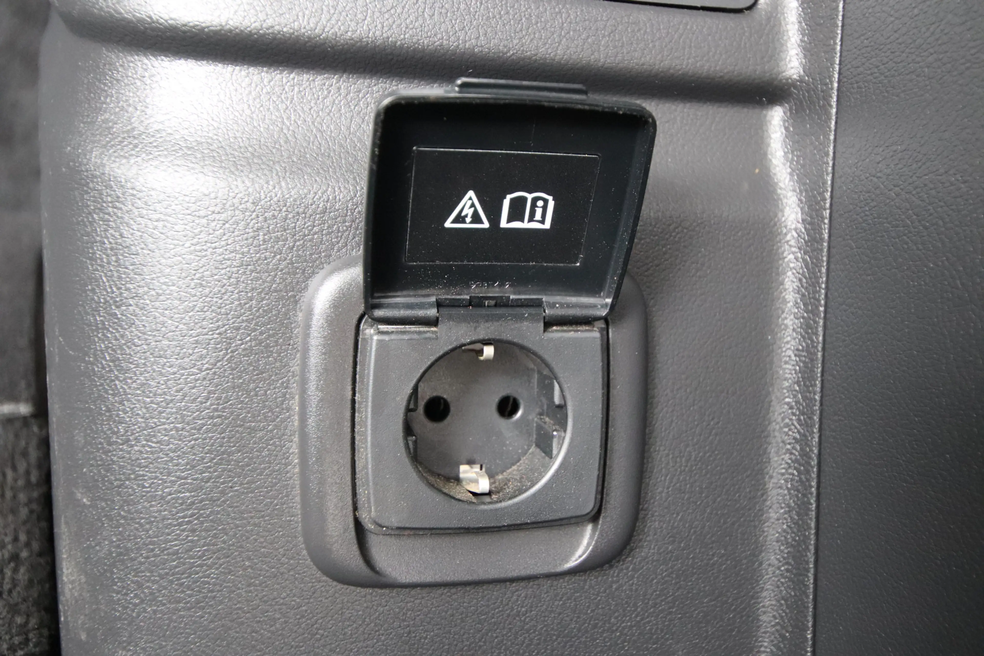 Mitsubishi Outlander 2.4 PHEV Instyle Opendak, Adaptive Cruise — photo 9