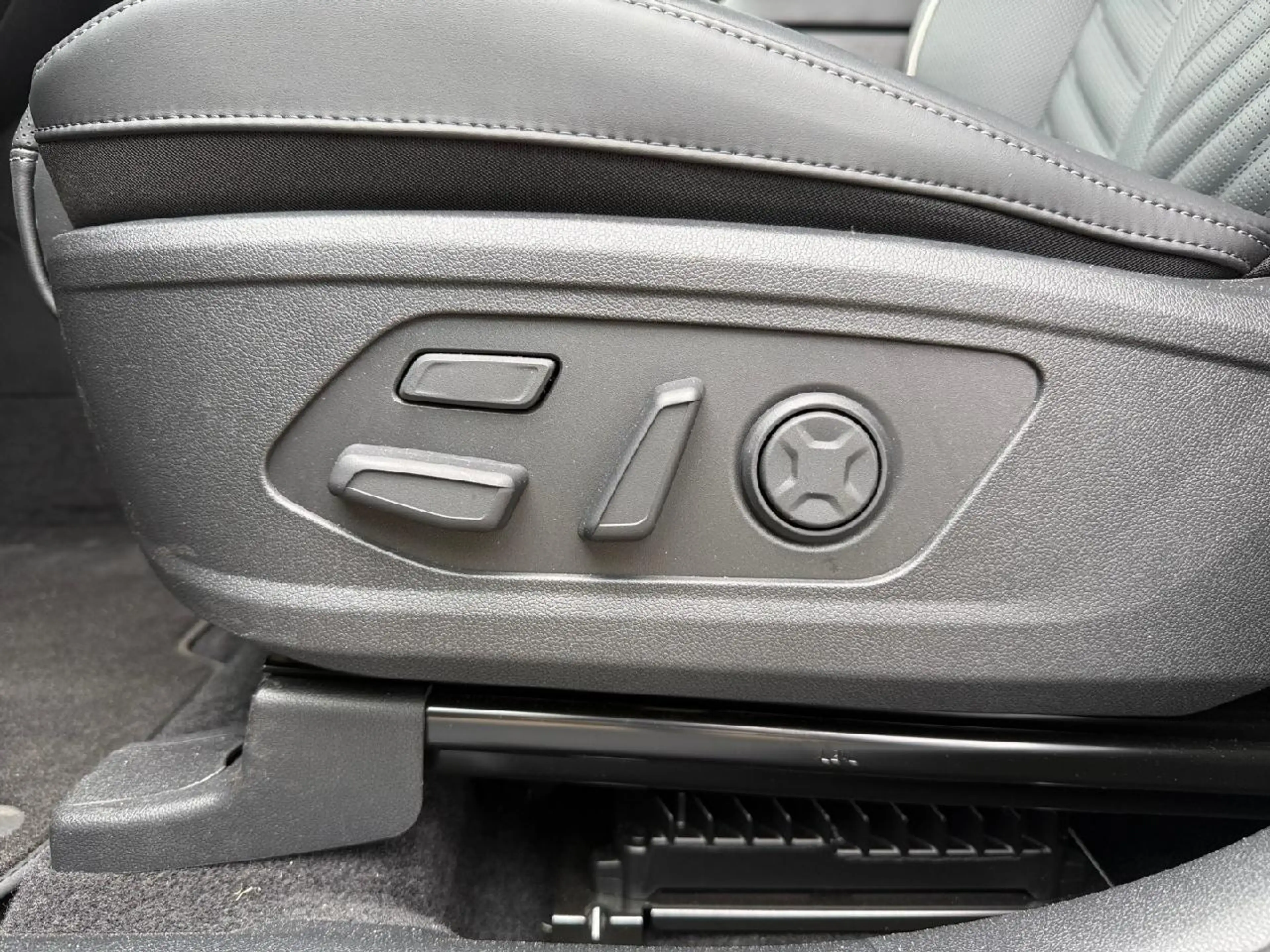 Kia Sorento Platinum 4WD Plug-In Hybrid — photo 14