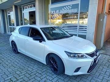 200h 1.8 hybrid Black Street cvt