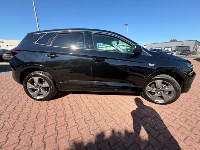 Opel Grandland view 3