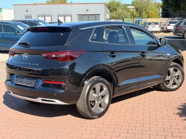 Opel Grandland view 4