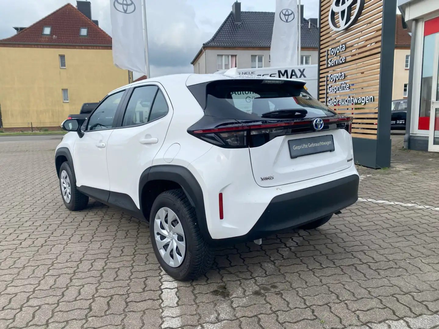 Toyota Yaris Cross 1.5 Hybrid FWD Basis Weiß - 2