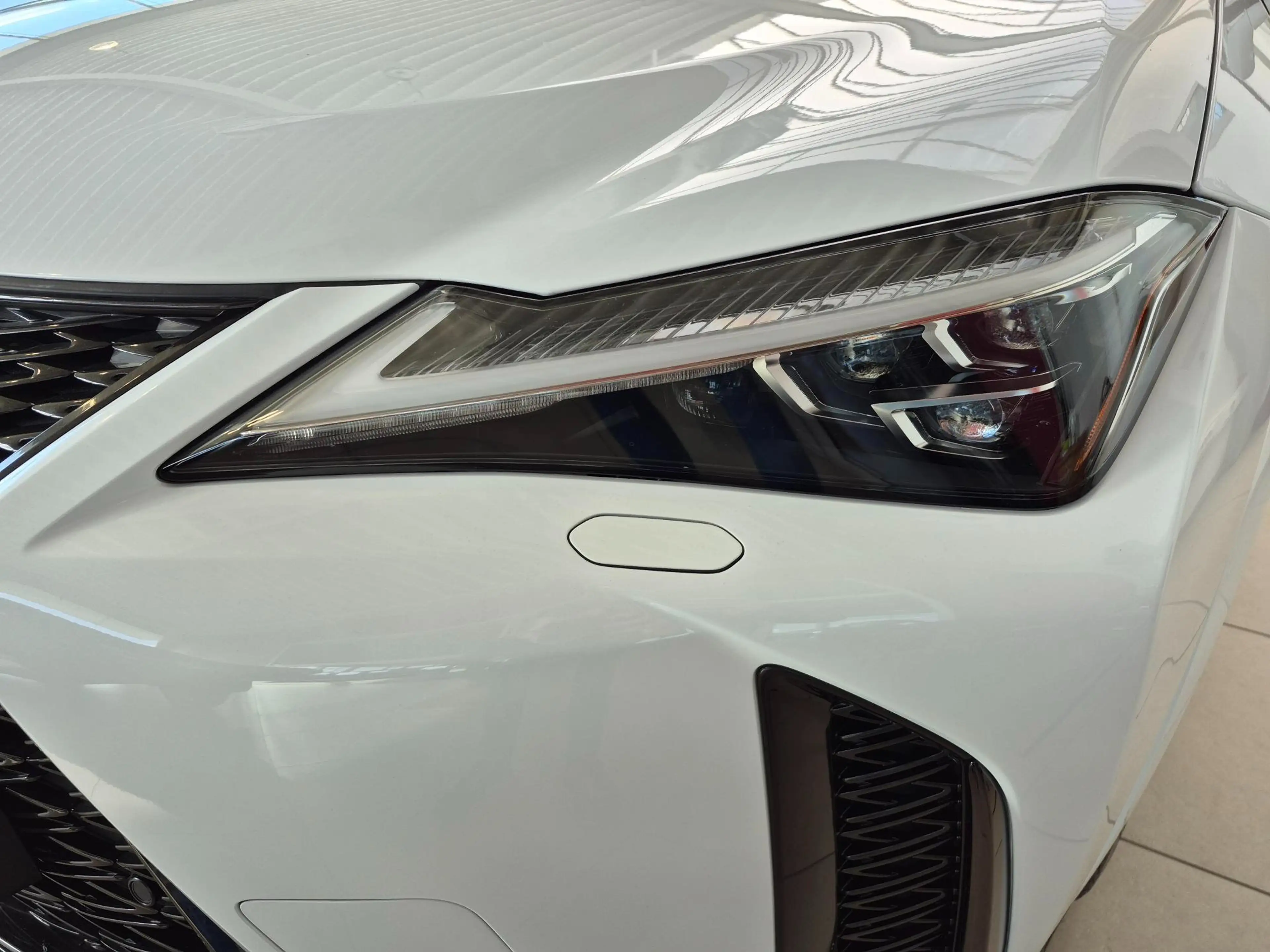 Lexus UX 250h AWD F-SPORT LINE +LEDER +Mark Levinson +360°Cam — photo 3