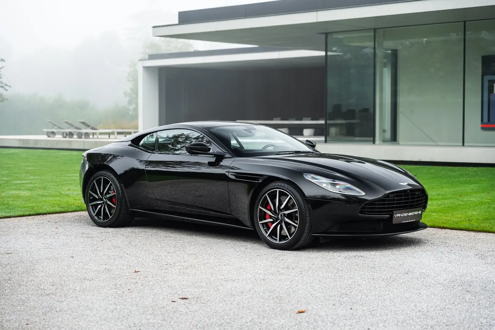Aston Martin DB11 4.0 V8 / ONYX BLACK/CARBON/B&O/BLACK PACK/APPROVED Noir - 1