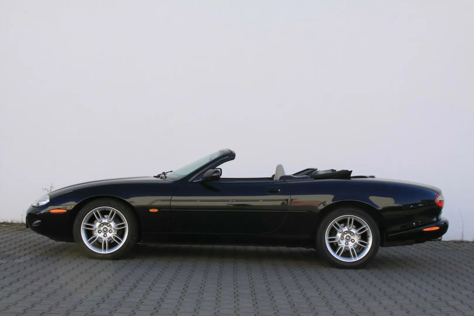 Jaguar XK8 Cabrio 2 Jahre Garantie Noir - 2