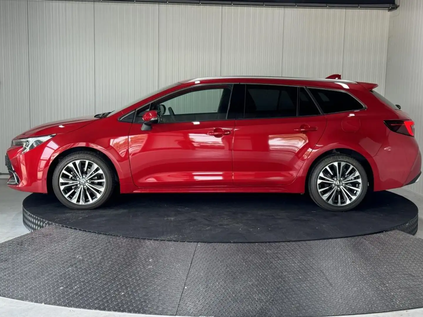 Toyota Corolla Touring Sports 1.8 Hybrid First Edition Navi Cruis Rood - 2