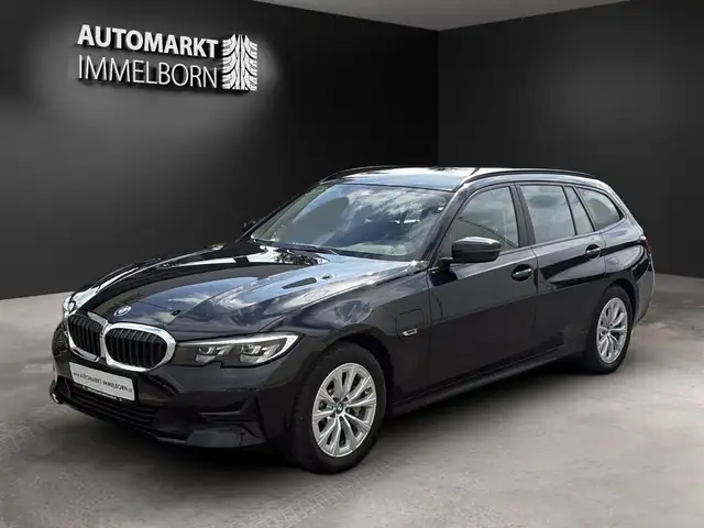 BMW 3 Series view 4