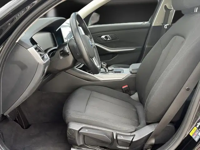BMW 3 Series view 14