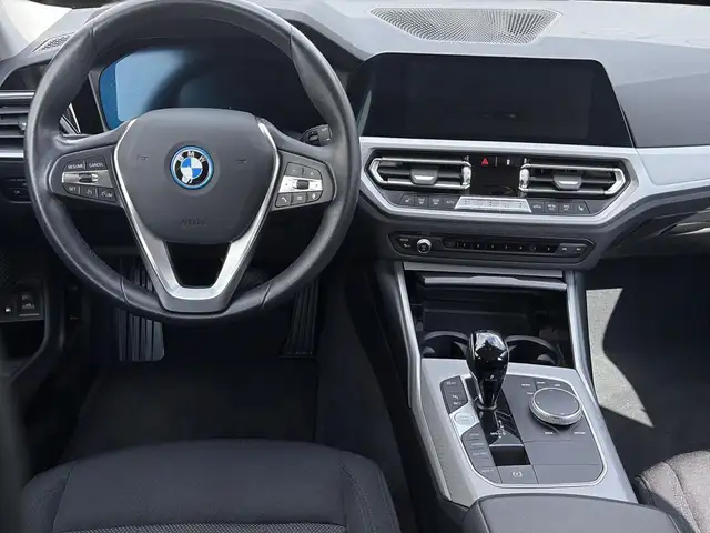 BMW 3 Series view 15