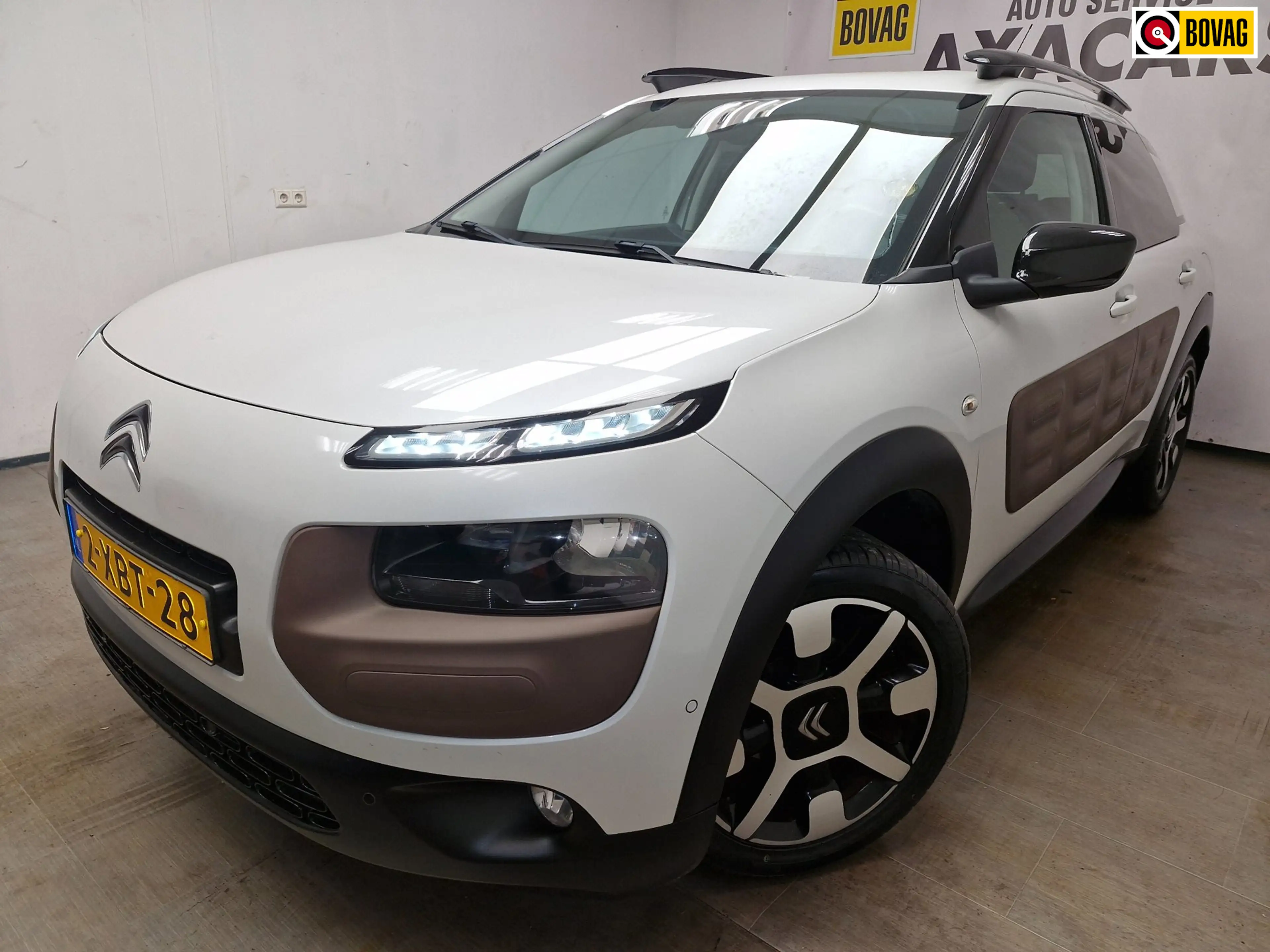 Citroen C4 Cactus 1.2 e-VTi Shine GARANTIE ! AIRCO ! NIEUWE APK ! NA