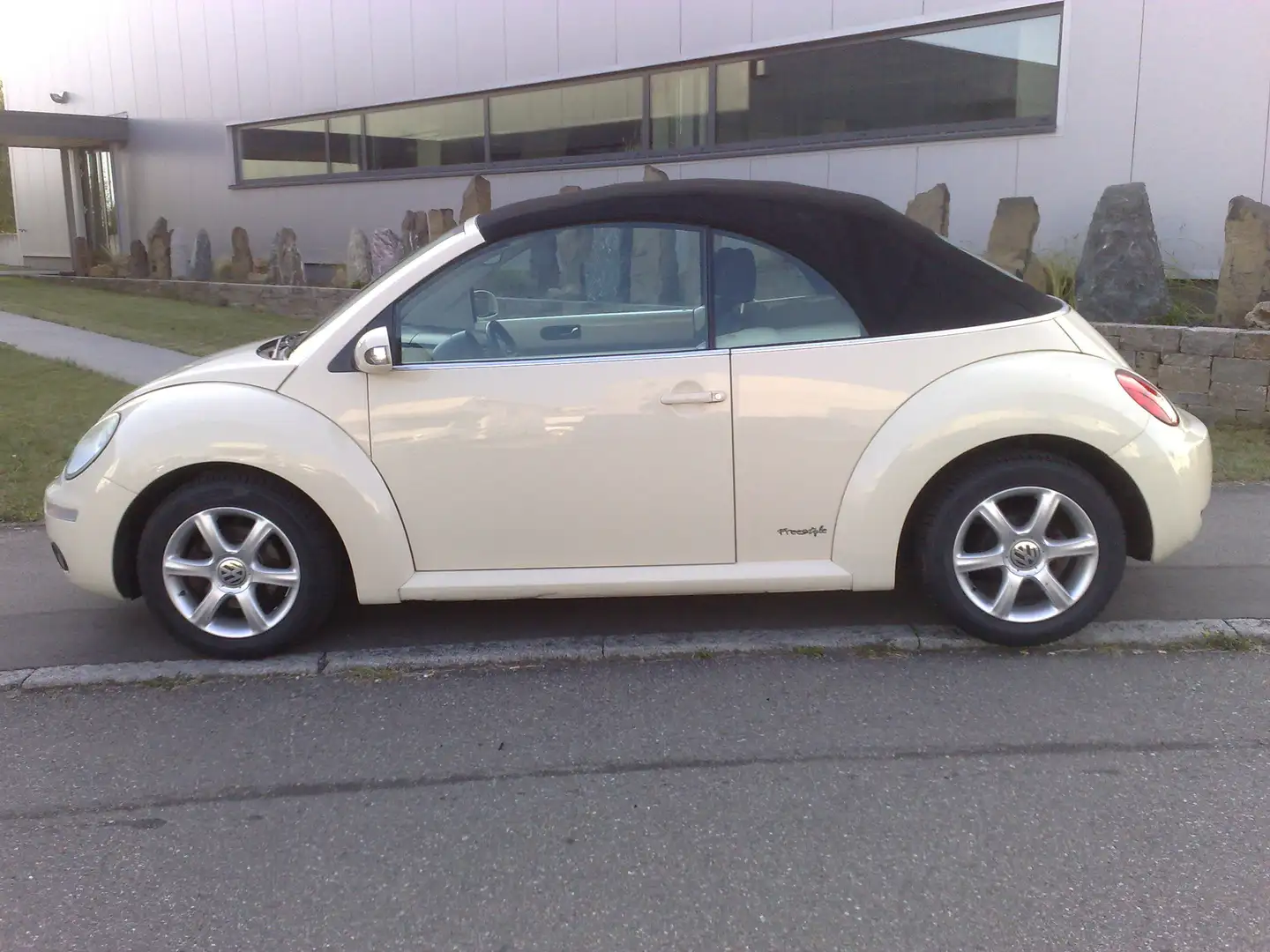 Volkswagen New Beetle Cabriolet 1.4 Freestyle Žlutá - 2