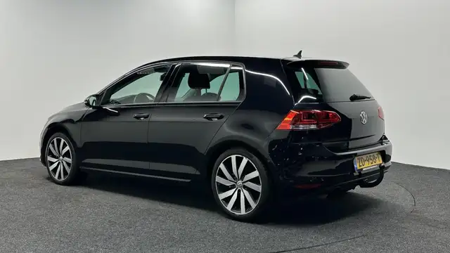 Volkswagen Golf view 4