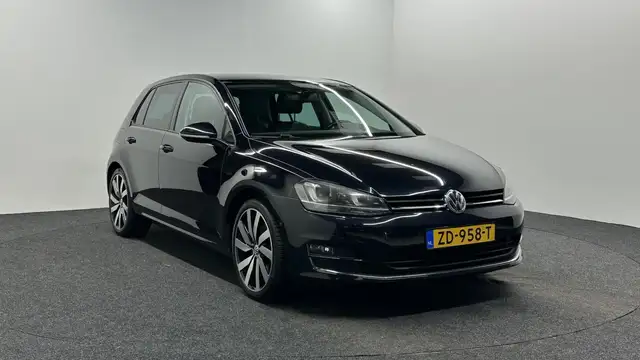 Volkswagen Golf view 3