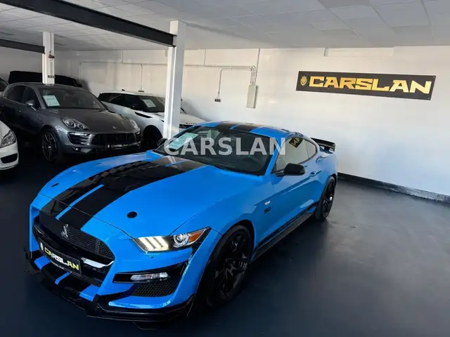 Ford Mustang view 4