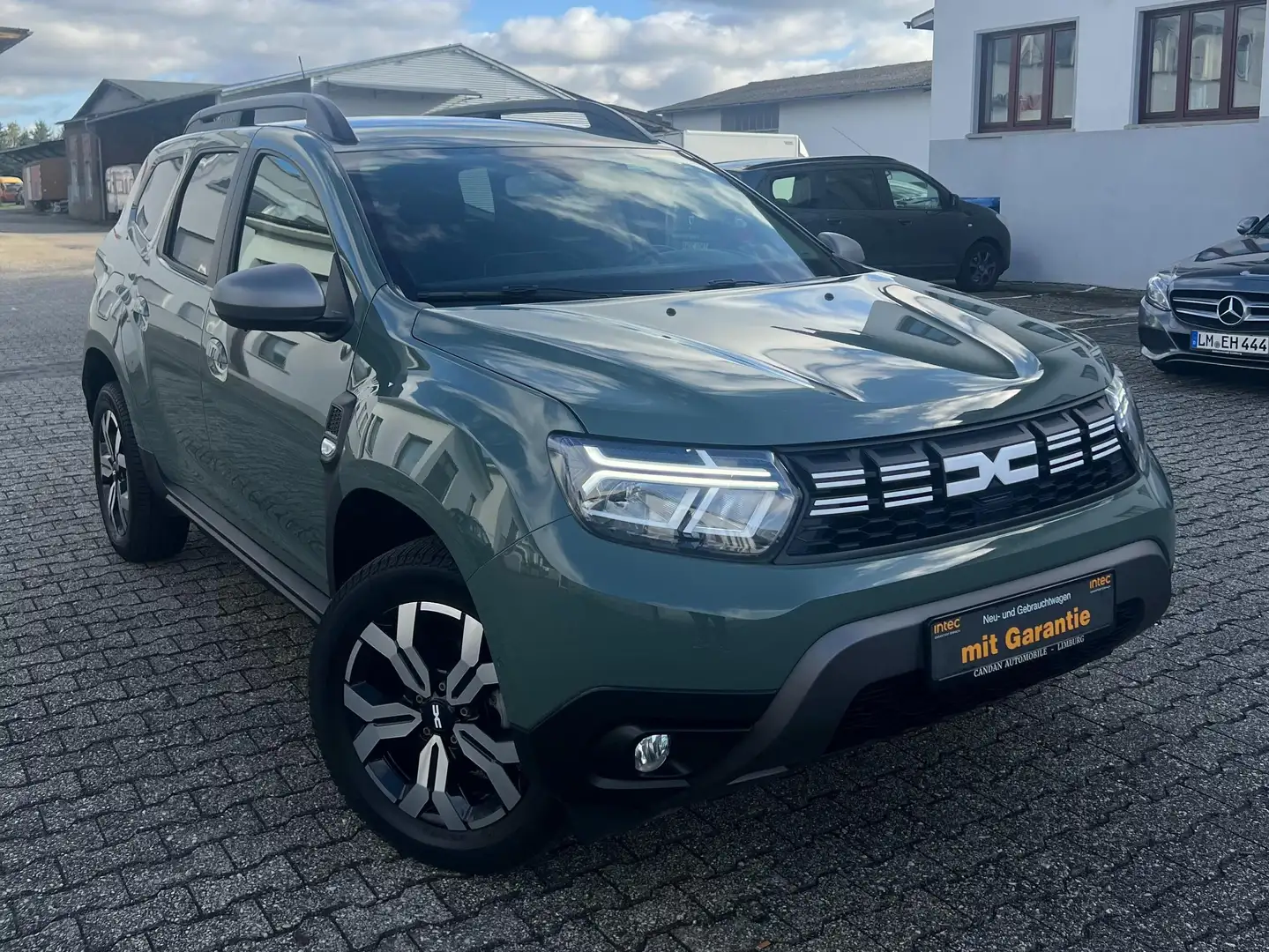 Dacia Duster Journey*AUTOMATIK*150PS*1.HAND Grün - 2