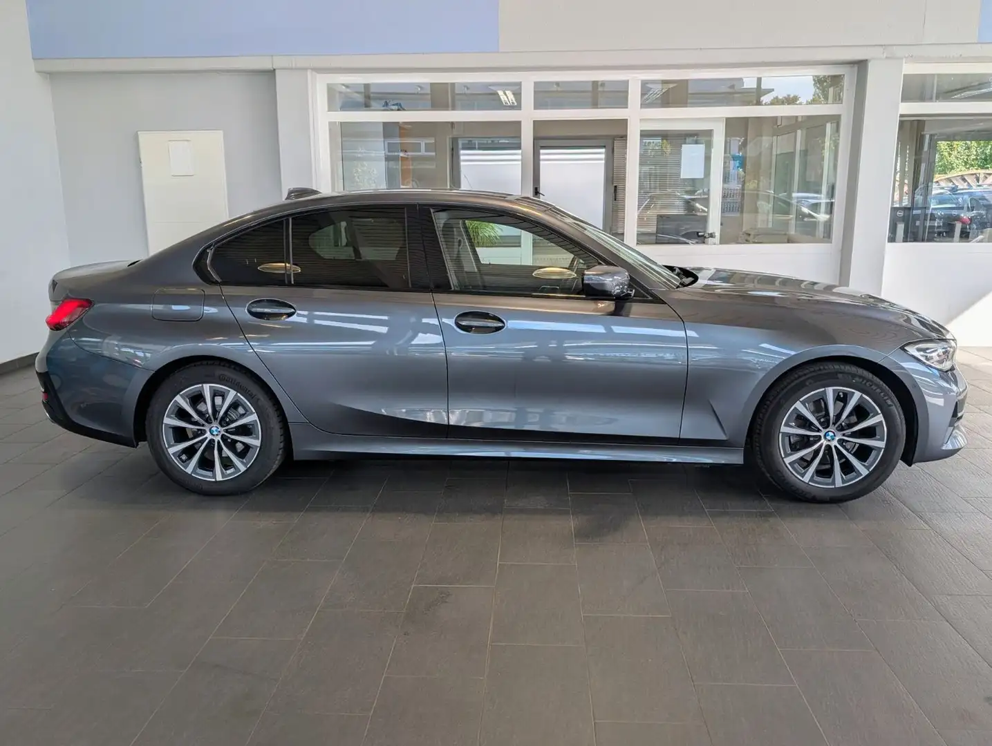 BMW 320 i Sport Line *LCPro*KAM*LED*Sitzh.*Memory*ACC Gris - 2