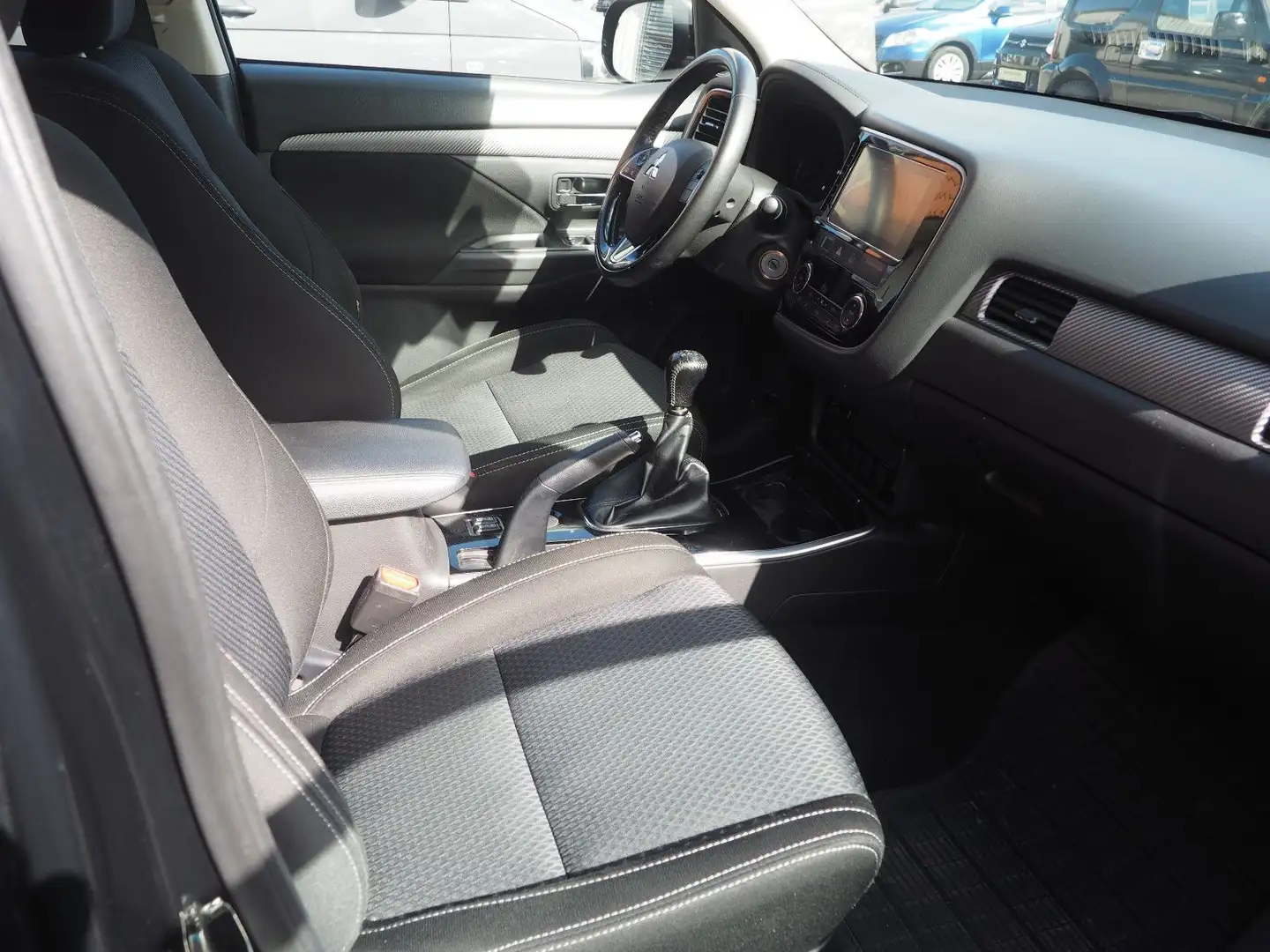 Mitsubishi Outlander 2.0 MIVEC Edition 100 ClearTec 2WD Schwarz - 2