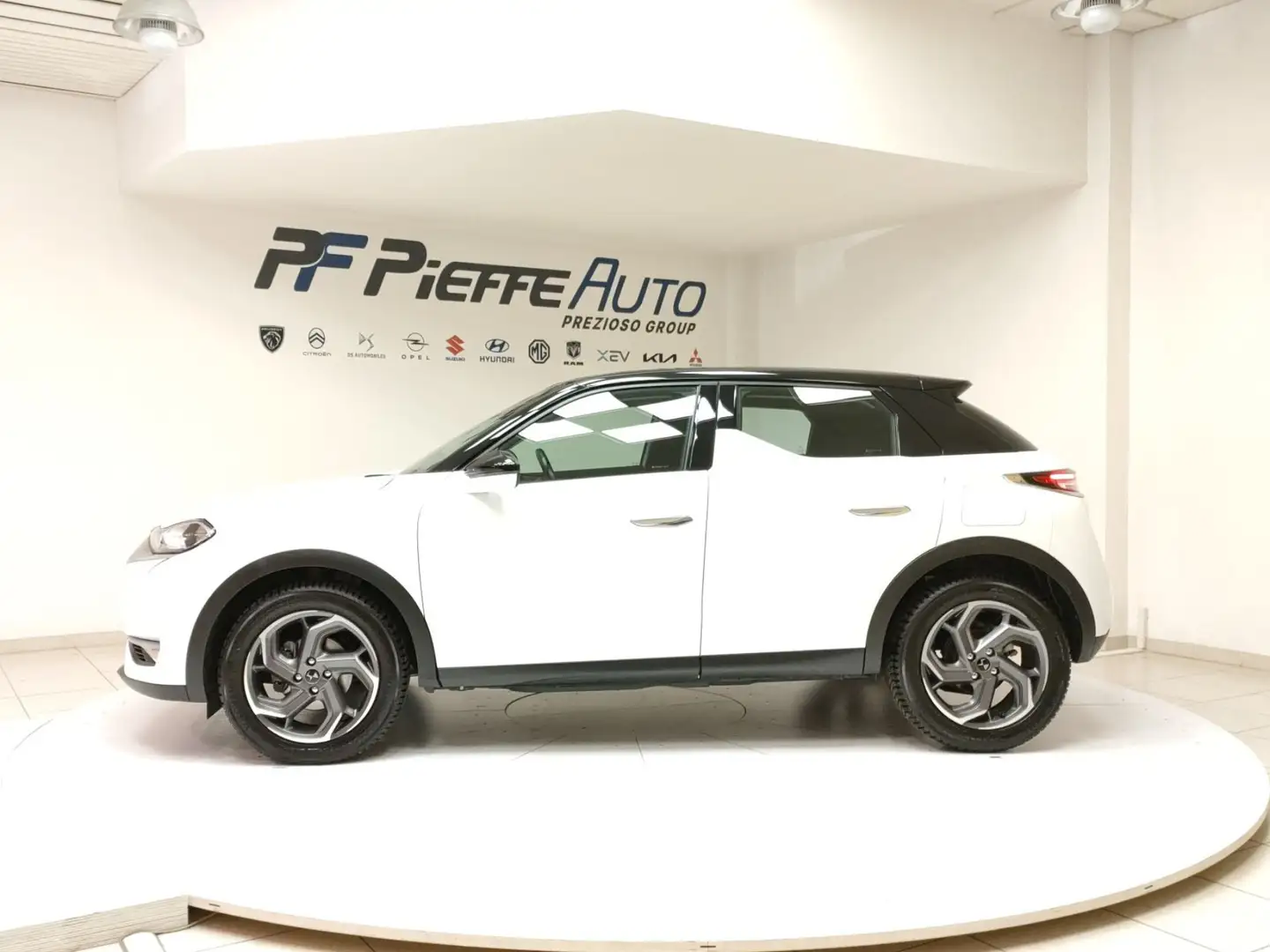 DS Automobiles DS 3 Crossback 3 Crossback - DS 3 Crossback BlueHDi 100 So Chic Bianco - 2