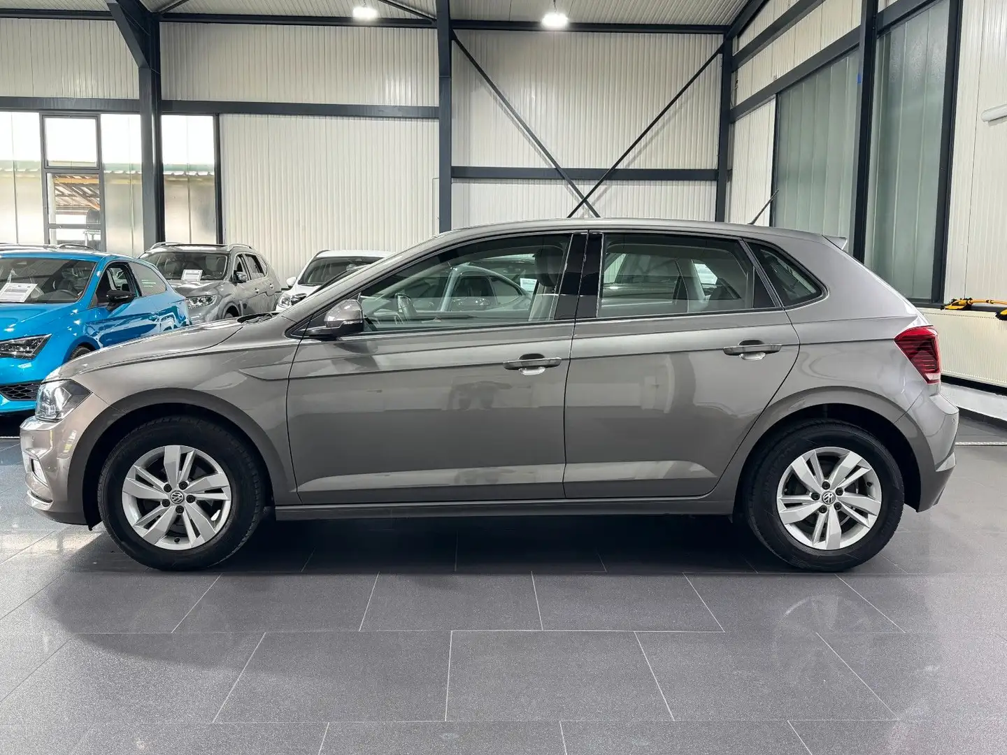 Volkswagen Polo VI Comfortline | ALU | SHZ | PDC | Gris - 2