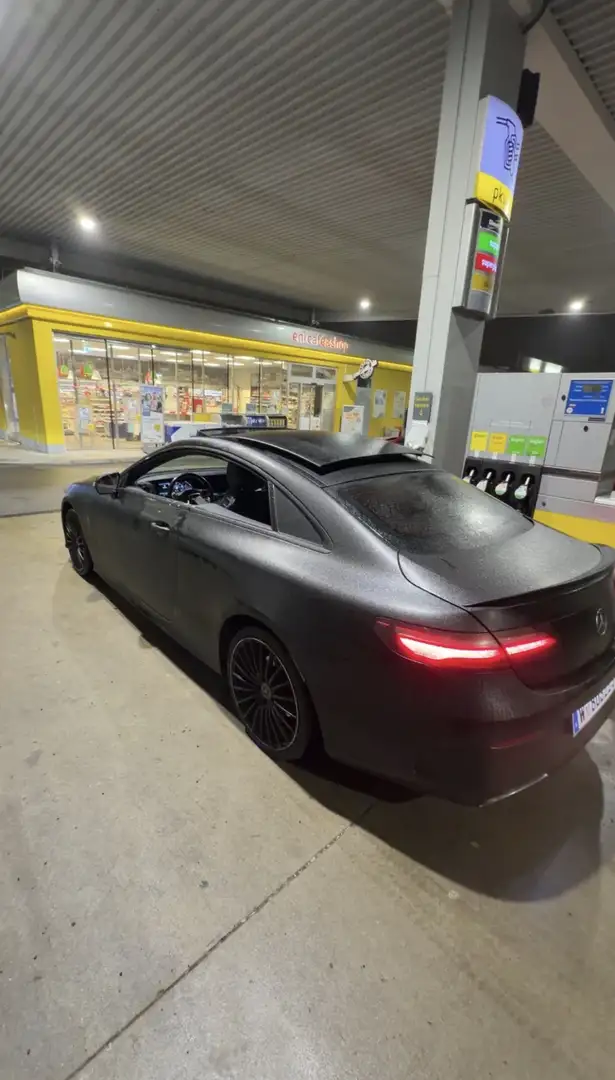 Mercedes-Benz E 220 AMG Line - 1