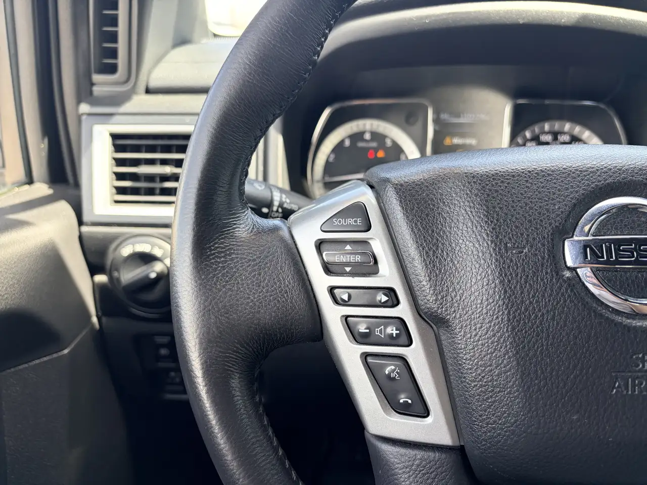 Nissan Titan снимка Nissan Titan