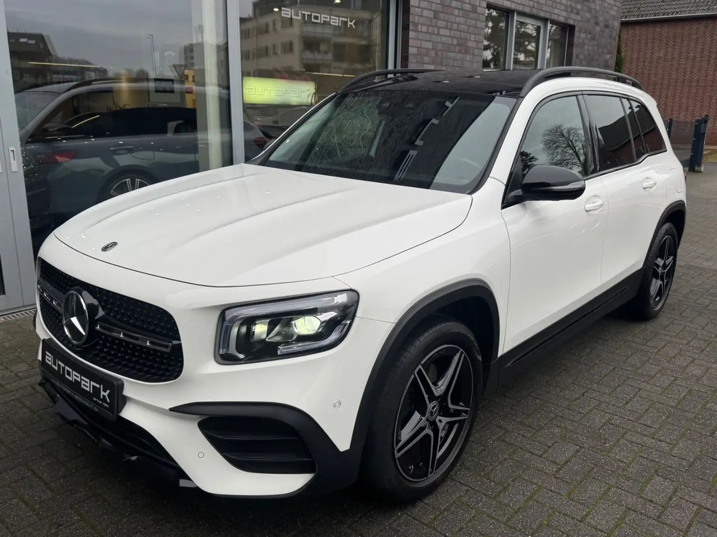 Mercedes-Benz GLB 200 d 8G AMG Pano Night AHK Licht+ Kamera 19" Blanc - 1