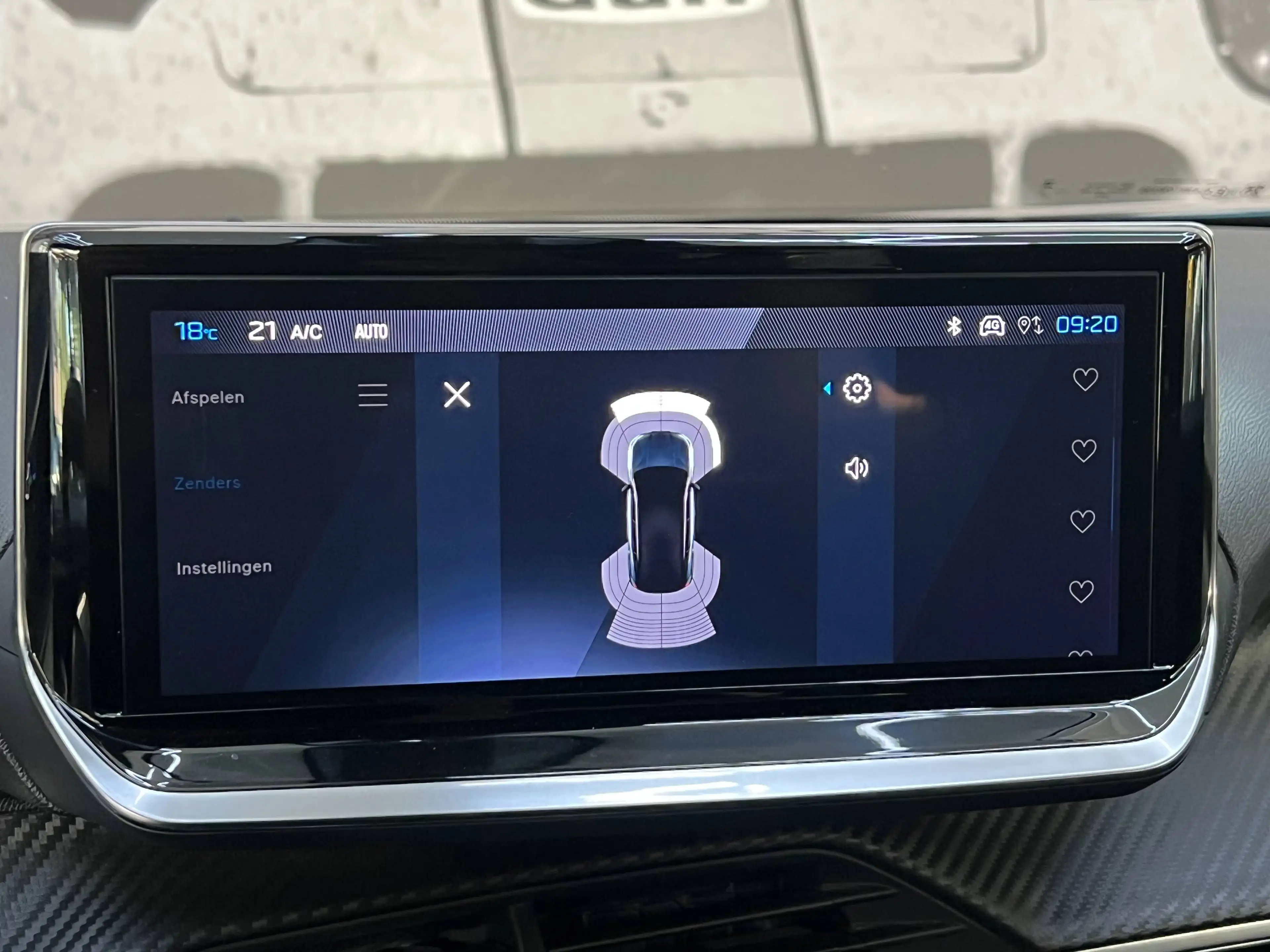 Peugeot e-2008 54 kWh Allure / Obsession Blue / Apple & Android Auto — photo 24