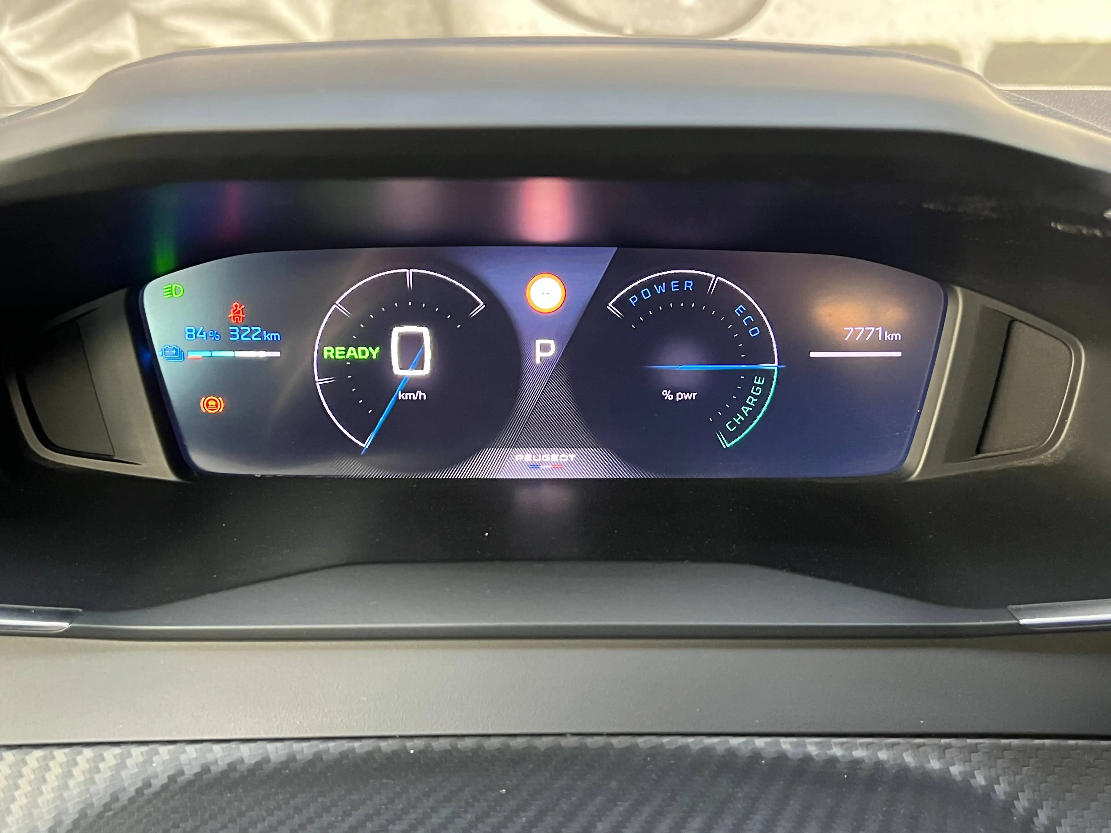 Peugeot e-2008 54 kWh Allure / Obsession Blue / Apple & Android Auto — photo 19
