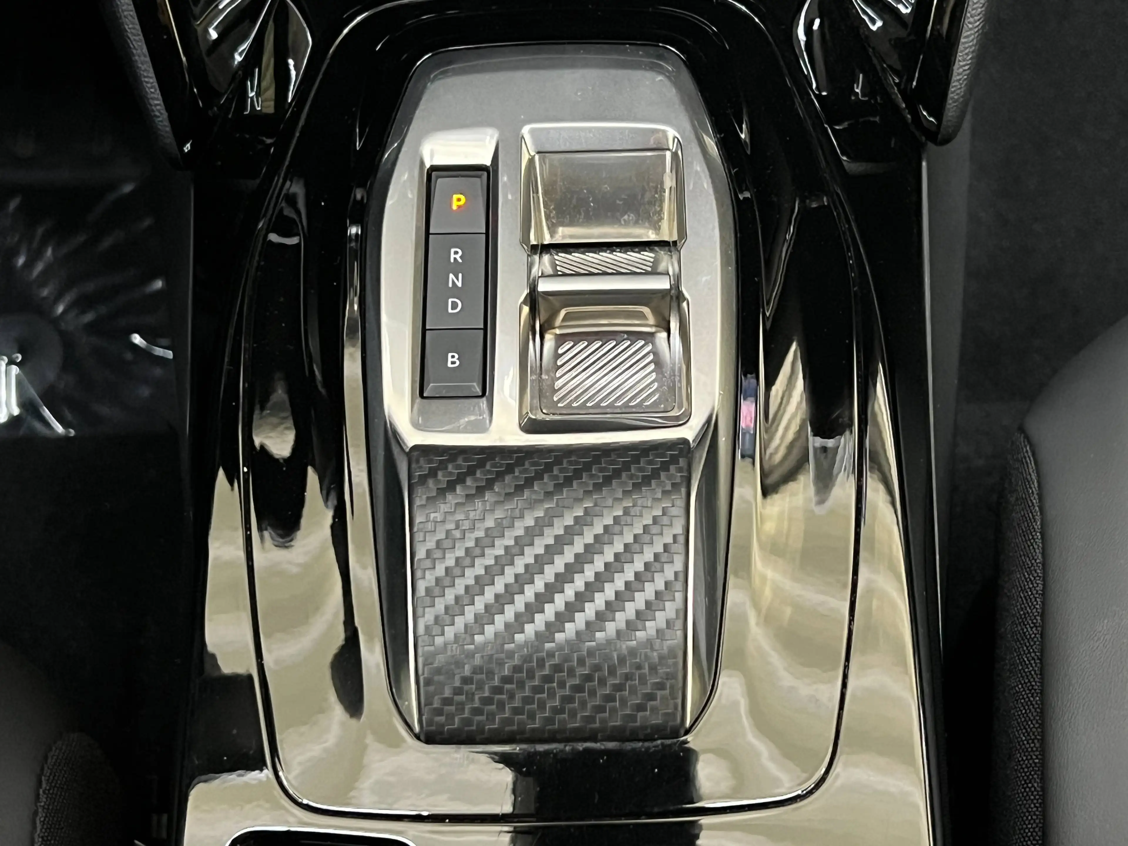 Peugeot e-2008 54 kWh Allure / Obsession Blue / Apple & Android Auto — photo 30